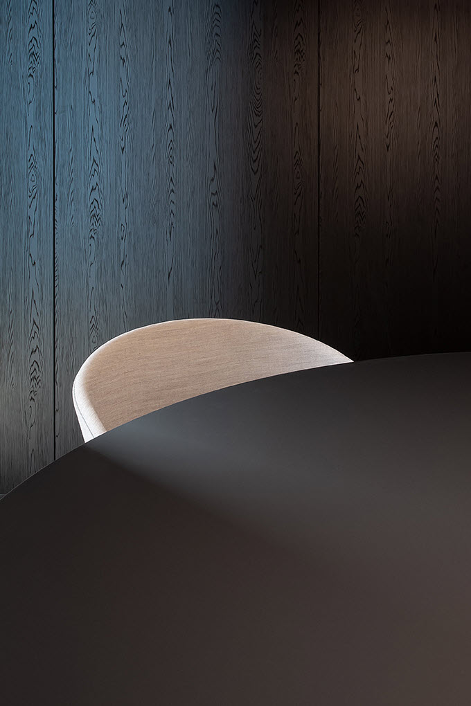 Meeting room with flexible Elegant black Master Oak modular walls and Fibralux MR black super matt fingerprint proof table top 
